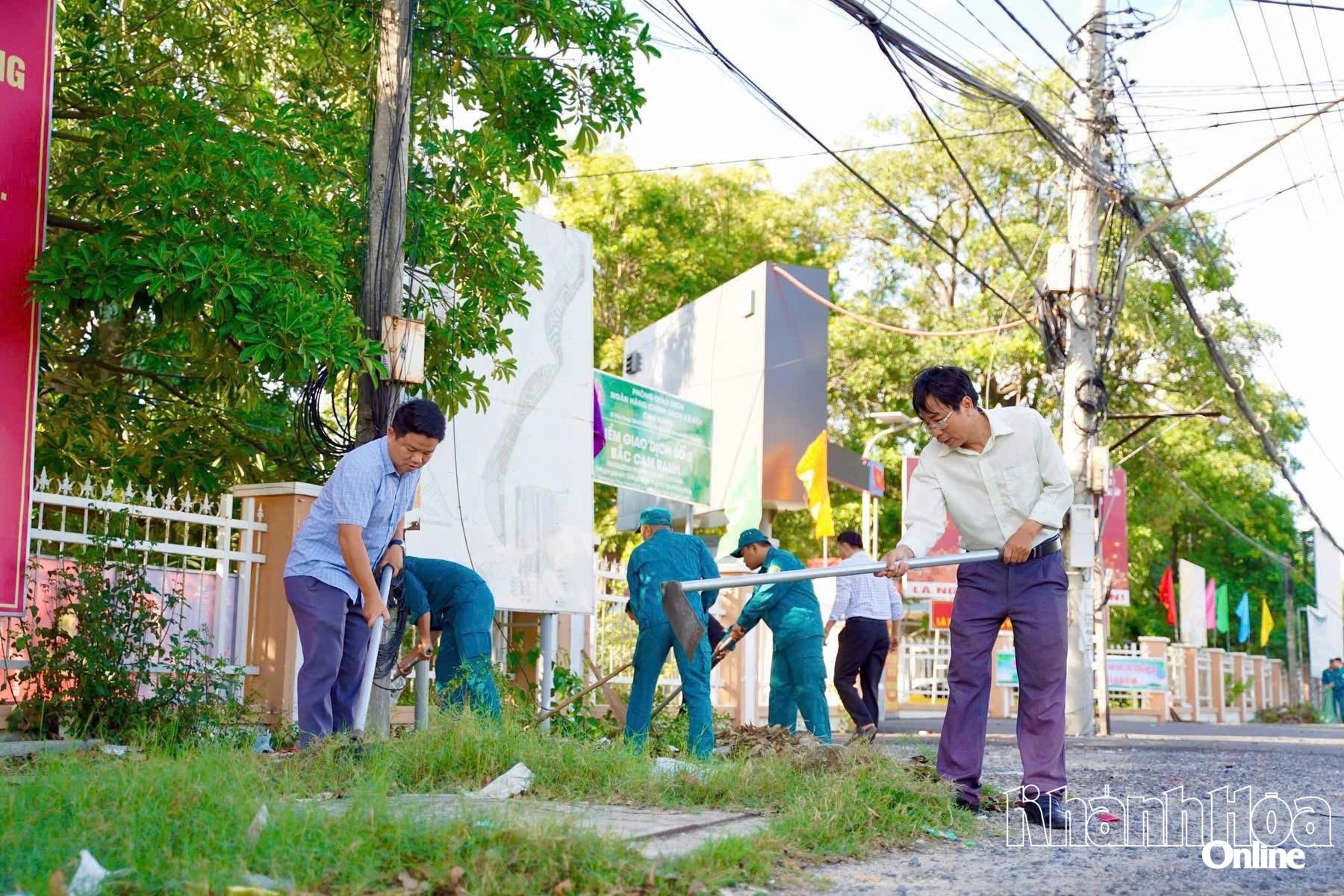 Cán bộ, công chức phường Bắc Cam Ranh dọn vệ sinh môi trường trên đường Hùng Vương.