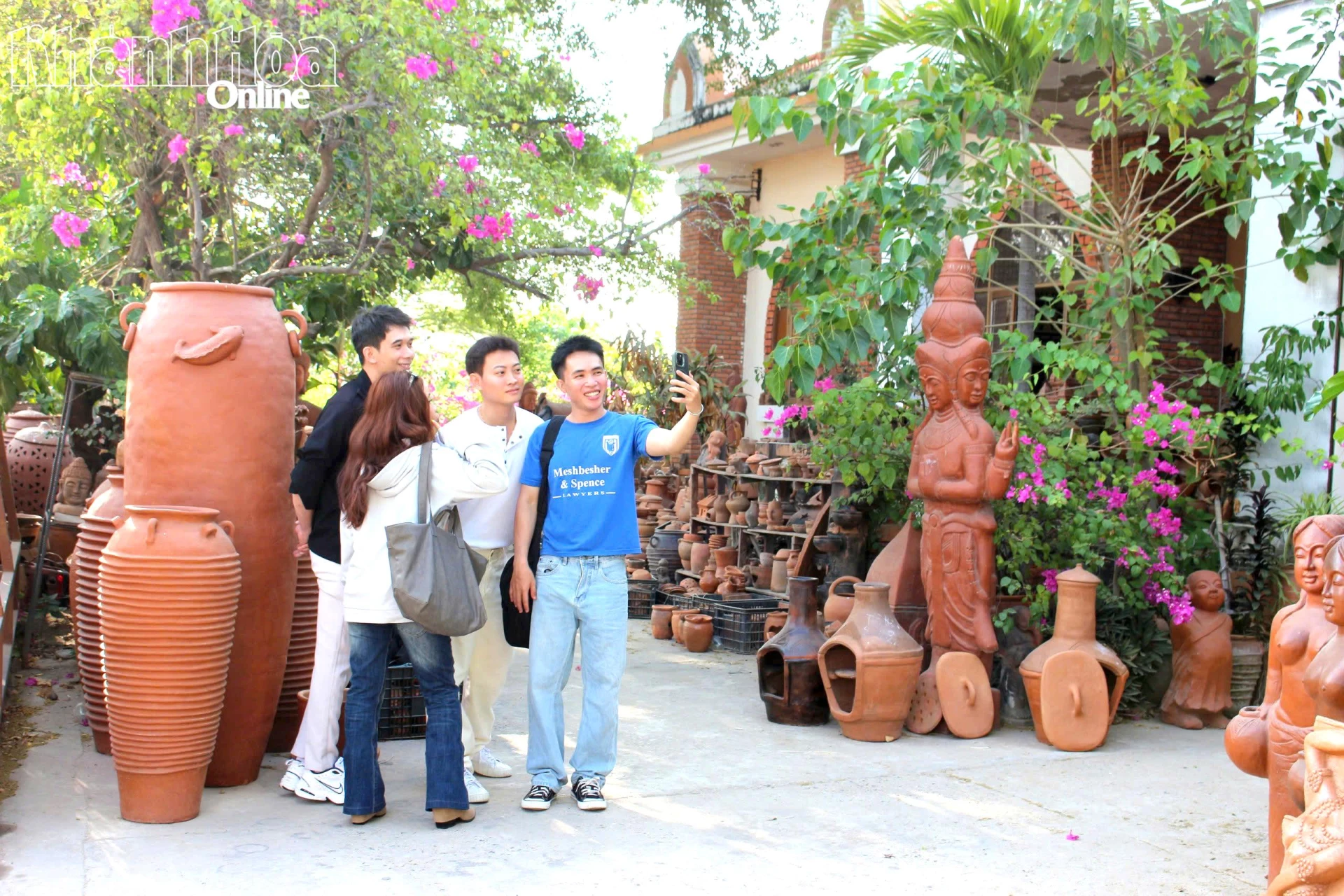 Khách du lịch tham quan làng gốm Bàu Trúc. 