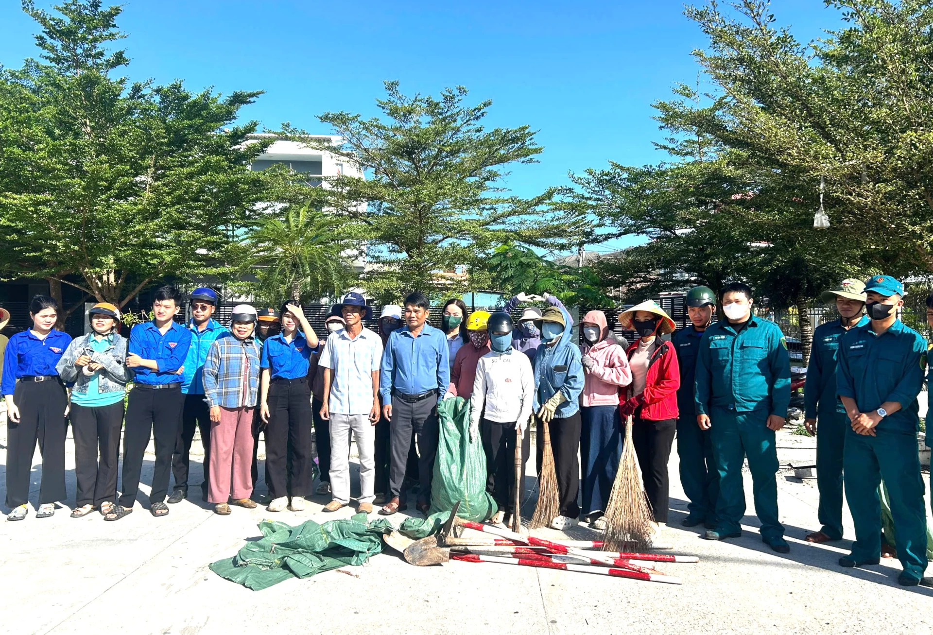 Cán bộ, đảng viên, đoàn viên, hội viên và nhân dân ra quân tổng dọn vệ sinh môi trường trên địa bàn xã.