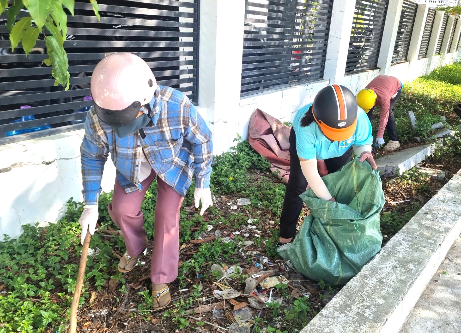 Người dân tham gia thu gom rác thải.