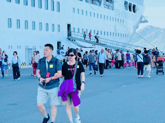 Tàu du lịch biển Star Voyager đưa 1.300 du khách đến Khánh Hòa