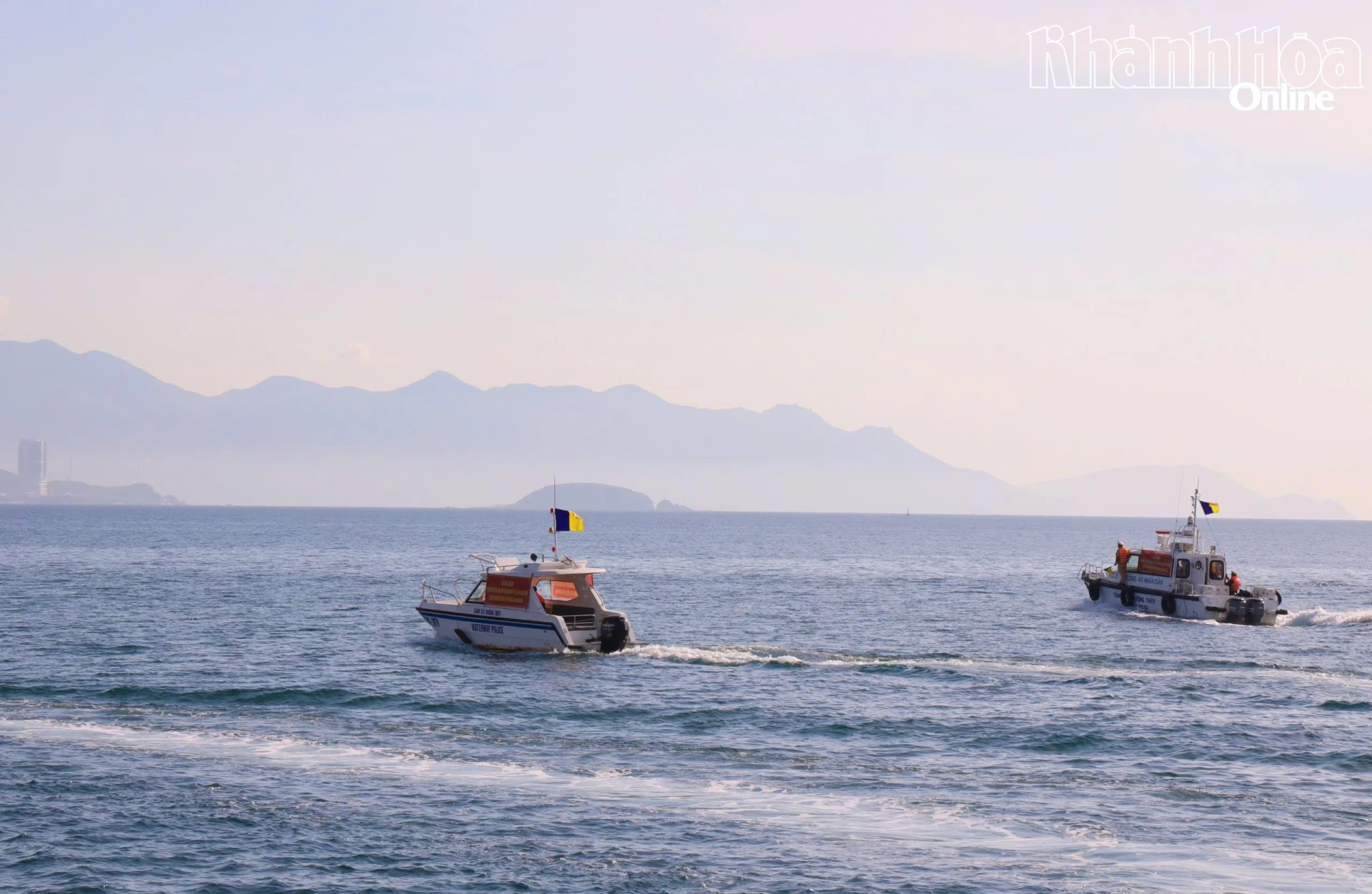 Phương tiện đường thủy của Phòng Cảnh sát giao thông diễu hành trong vịnh Nha Trang