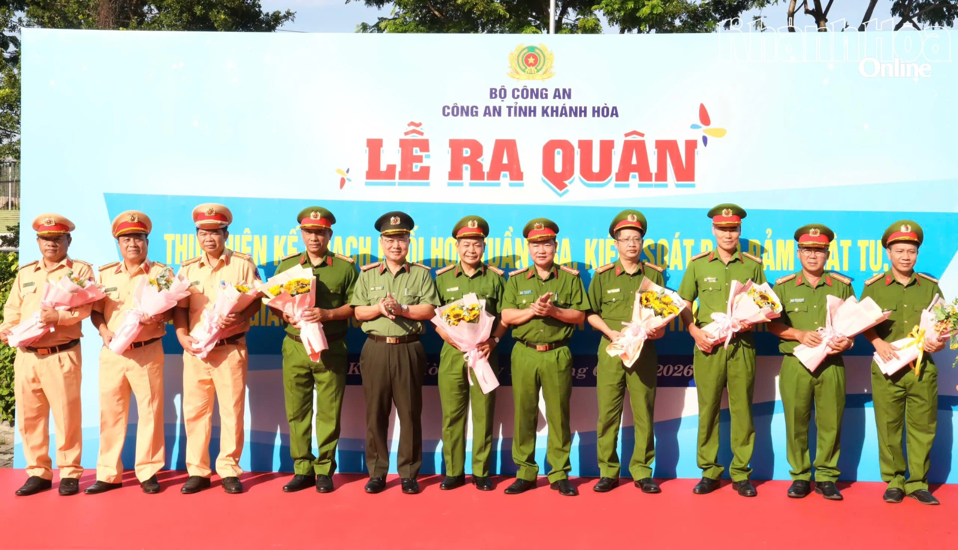 Lãnh đạo Công an tỉnh tặng hoa cho các đơn vị ra quân thực hiện kế hoạch