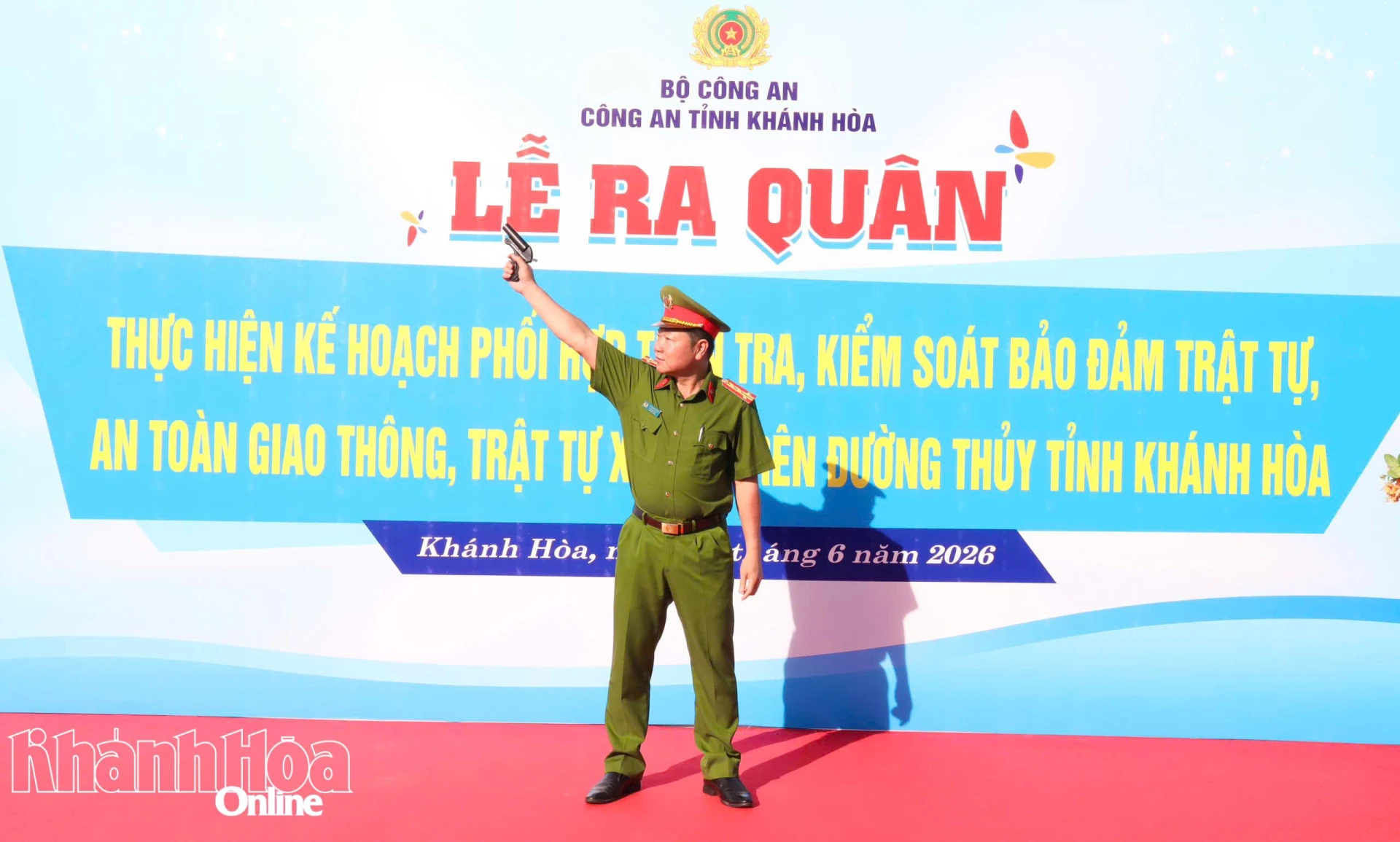 Đại tá Lê Quang Dũng - Phó Giám đốc Công an tỉnh bắn súng phát lệnh xuất quân