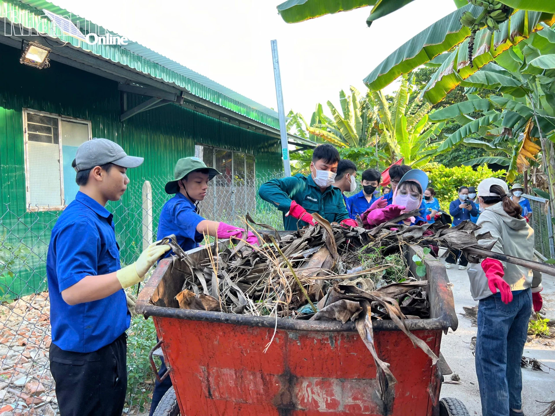 Rác thải được đưa lên xe để đem về điểm tập kết