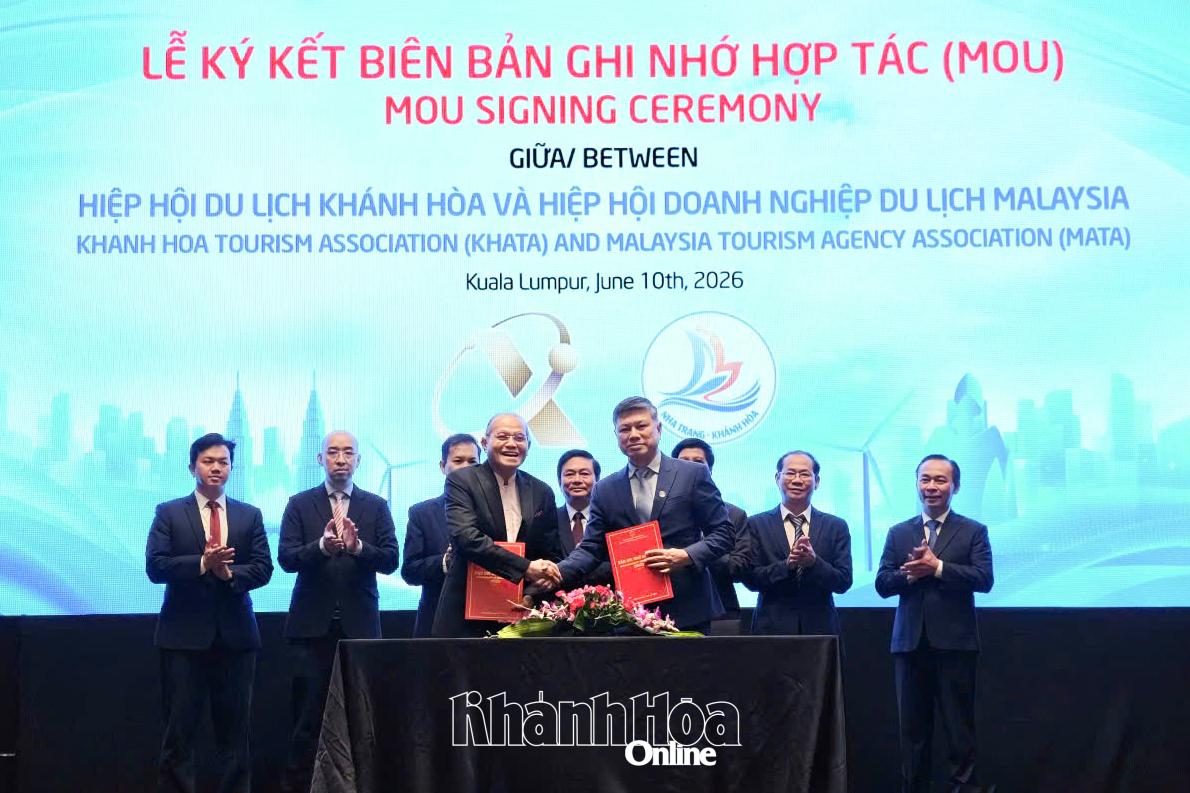 Hiệp hội Du lịch Khánh Hòa và Hiệp hội Doanh nghiệp du lịch Malaysia ký kết biên bản ghi nhớ hợp tác về du lịch trong khuôn khổ Hội nghị xúc tiến đầu tư, thương mại và du lịch Khánh Hòa tại Malaysia.