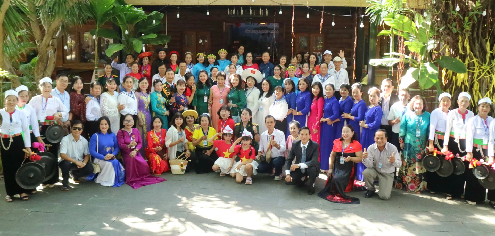 Các đại biểu, hội viên và người yêu thơ chụp ảnh lưu niệm tại Liên hoan Thơ ca ba miền tại Khánh Hòa lần thứ nhất năm 2026.