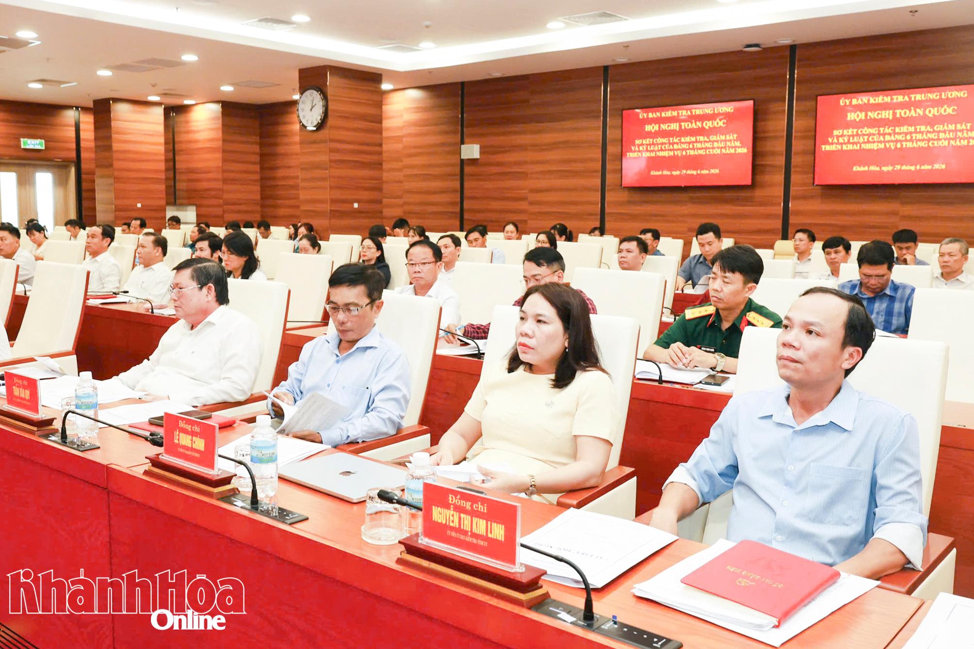 Đại biểu dự hội nghị tại điểm cầu Tỉnh ủy Khánh Hòa.