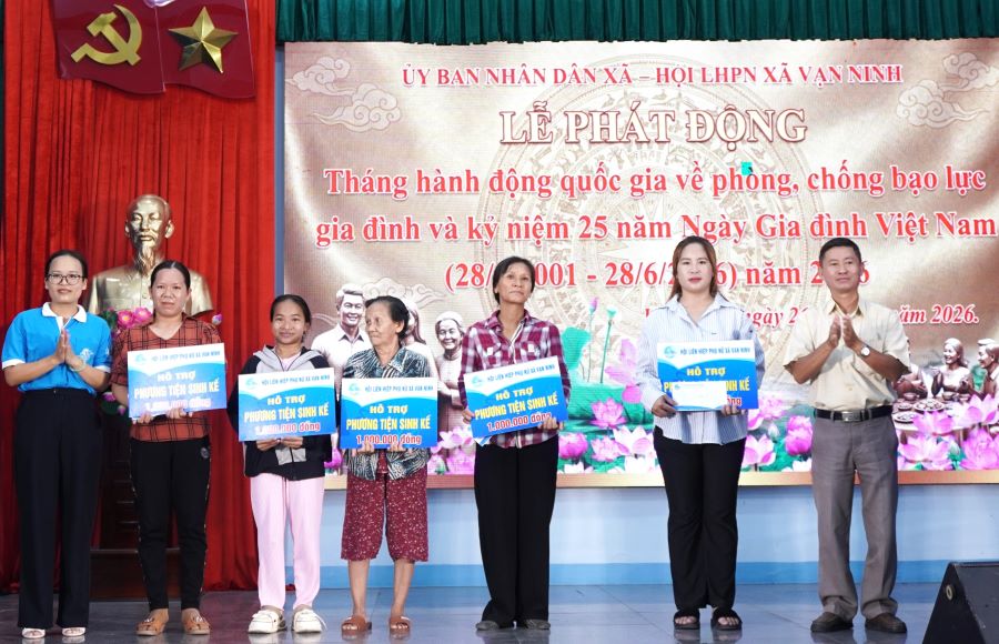 Lãnh đạo xã Vạn Ninh trao tặng sinh kế cho phụ nữ có hoàn cảnh khó khăn.