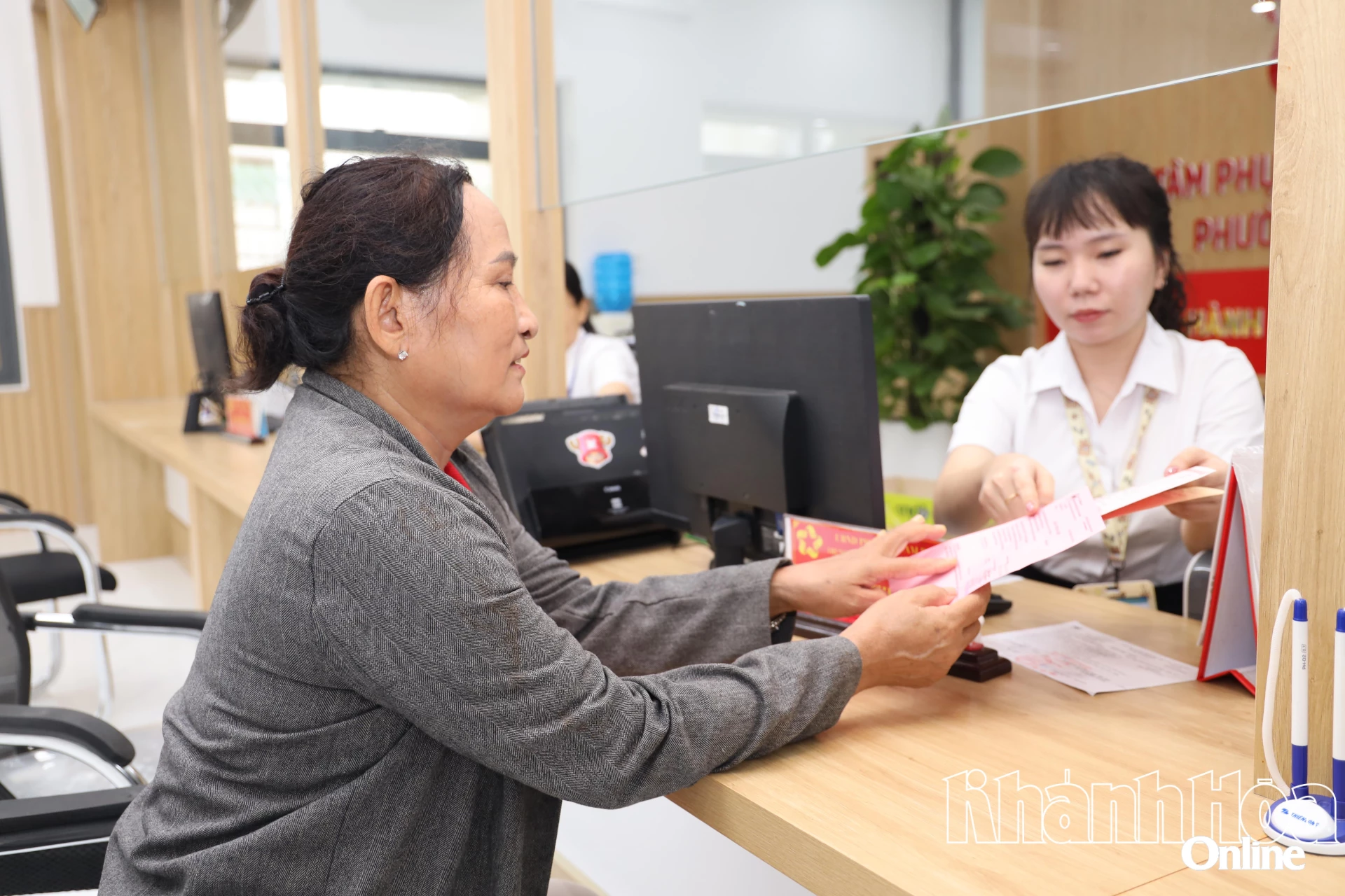 Bà Nguyễn Thị Lánh nộp hồ sơ làm giấy khai sinh cho cháu tại Trung tâm Phục vụ hành chính công phường Cam Ranh.