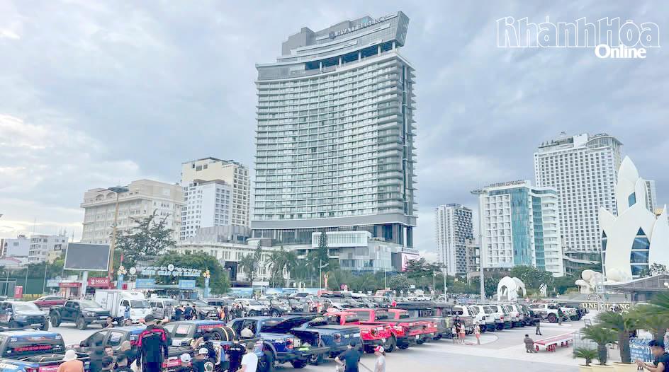 Khu vực Quảng trường 2 tháng 4 bắt đầu nhộn nhịp khi có sự có mặt của các đội đua.