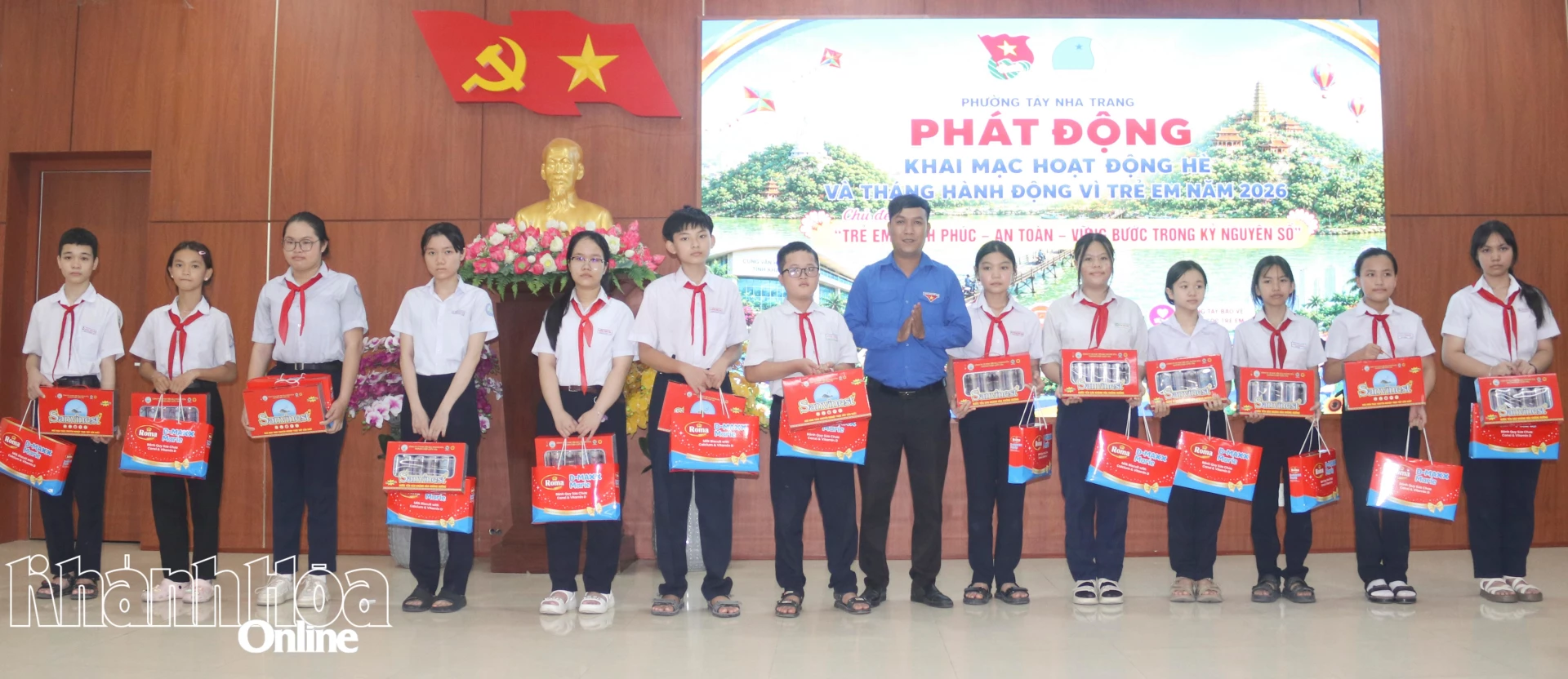Đoàn phường Tây Nha Trang trao quà cho các học sinh vượt khó học tốt.