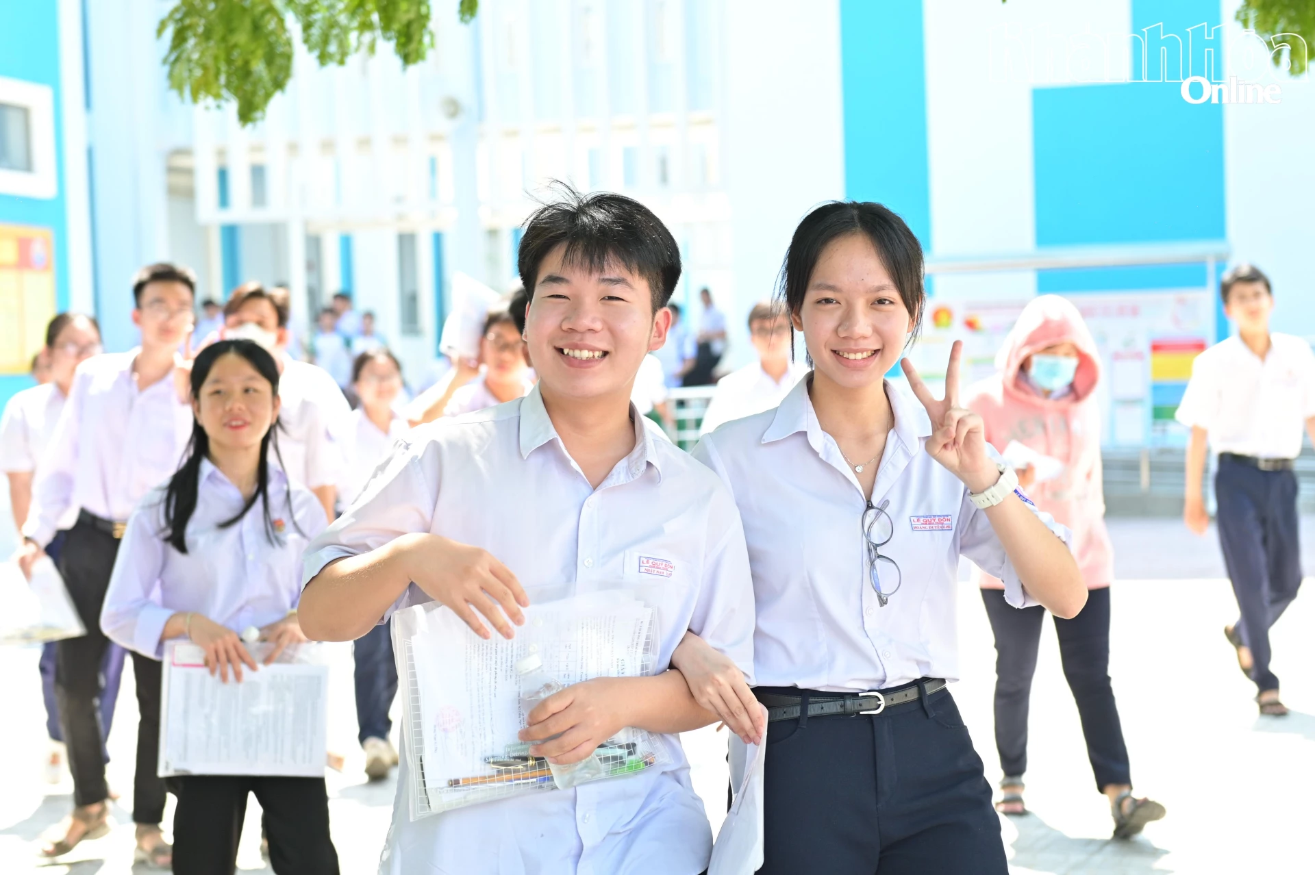 Các thí sinh phấn khởi khi hoàn thành môn thi đầu tiên. Ảnh: V.THÀNH