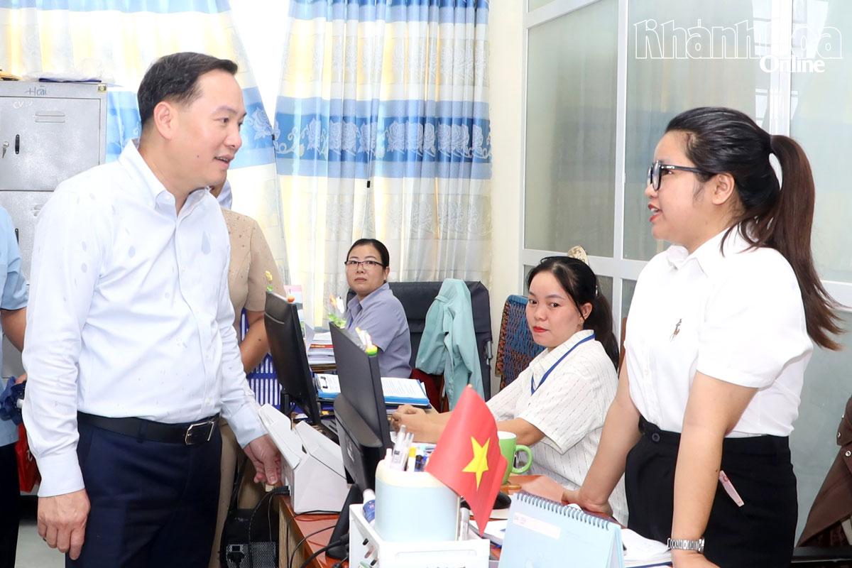 Đồng chí Hồ Xuân Trường thăm hỏi, động viên cán bộ, công chức xã Bác Ái.