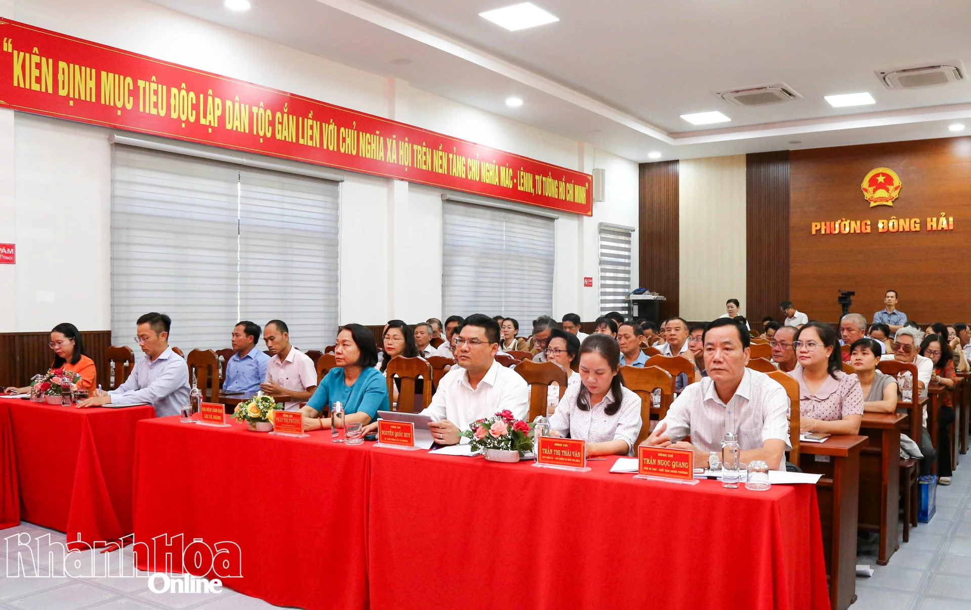 Các đại biểu và cử tri phường Đông Hải tham dự buổi tiếp xúc.