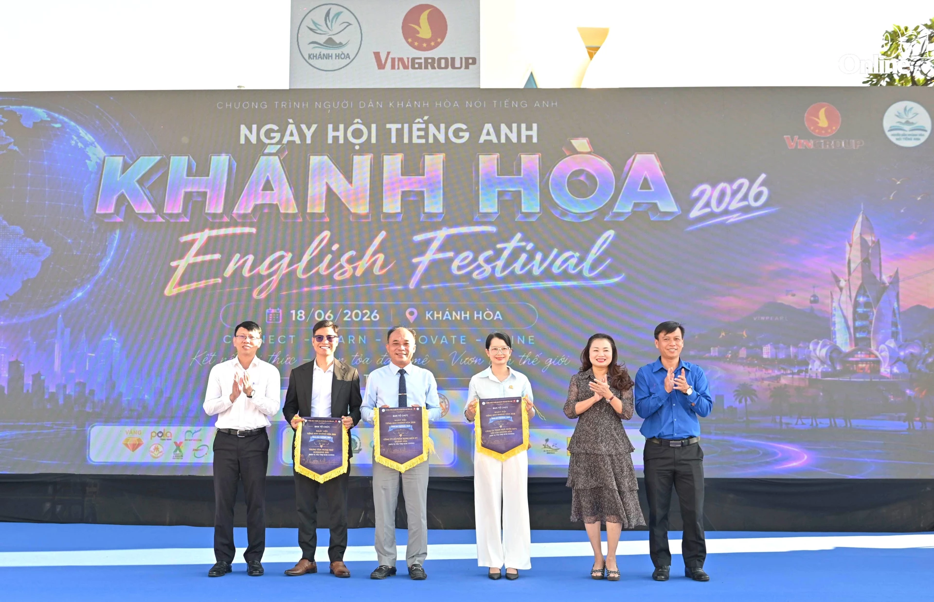 Ban tổ chức trao cờ tri ân cho các nhà tài trợ.