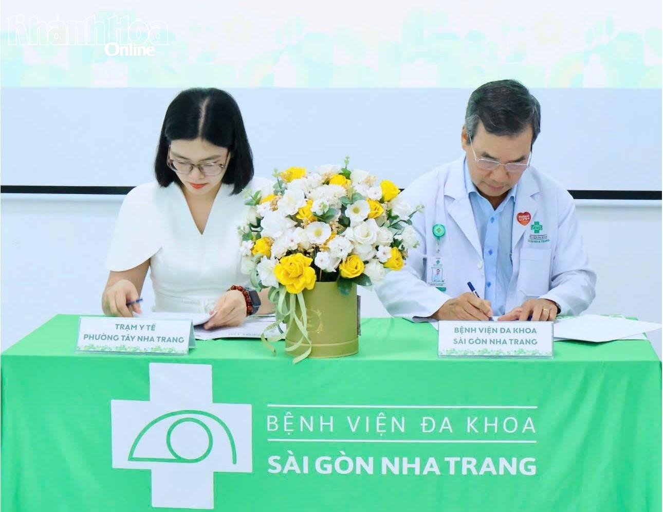 Đại diện lãnh đạo 2 đơn vị ký kết hợp tác.
