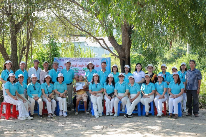 Báo và Phát thanh, Truyền hình Khánh Hòa phối hợp trao hơn 36 triệu đồng cho gia đình có hoàn cảnh đặc biệt khó khăn tại xã Nam Cam Ranh
