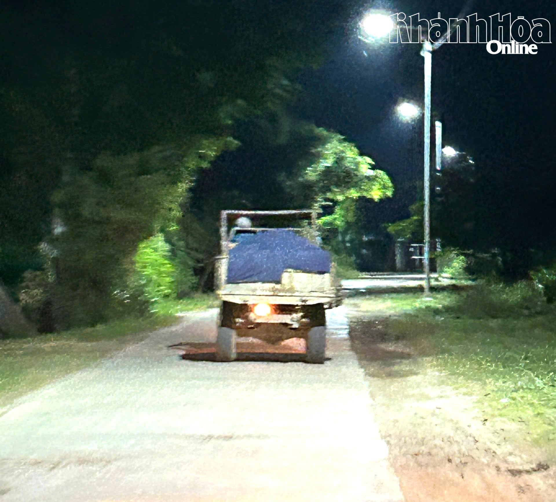 Hình ảnh một xe tải vận chuyển đất, cát vào ban đêm tại đoạn Lỗ Bò - thôn Tân Phong. (Ảnh do địa phương cung cấp)