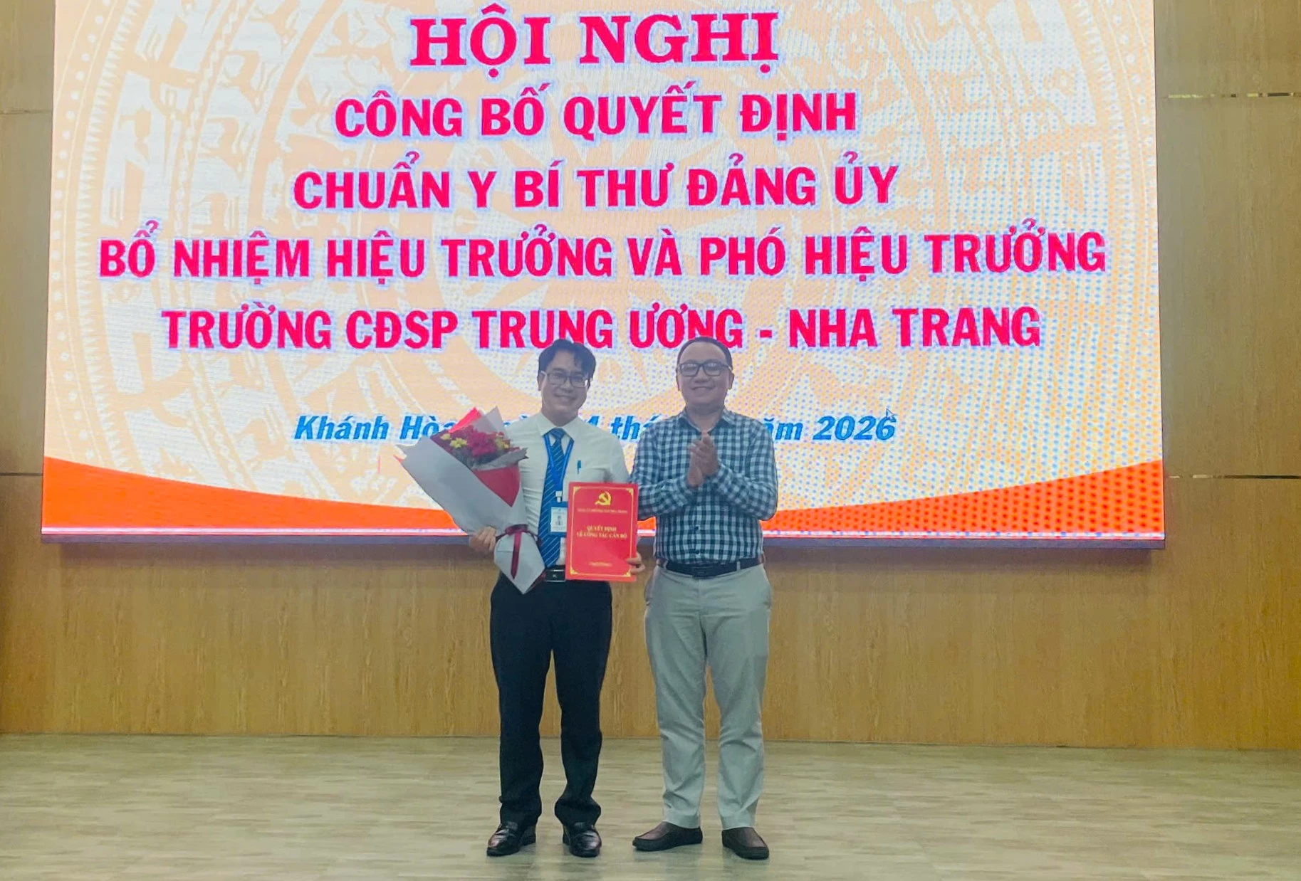 Đại diện Đảng ủy phường Tây Nha Trang trao quyết địnhchuẩn y Tiến sĩ Nguyễn Trung Triều giữ chức Bí thư Đảng ủy trường nhiệm kỳ 2025 - 2030.