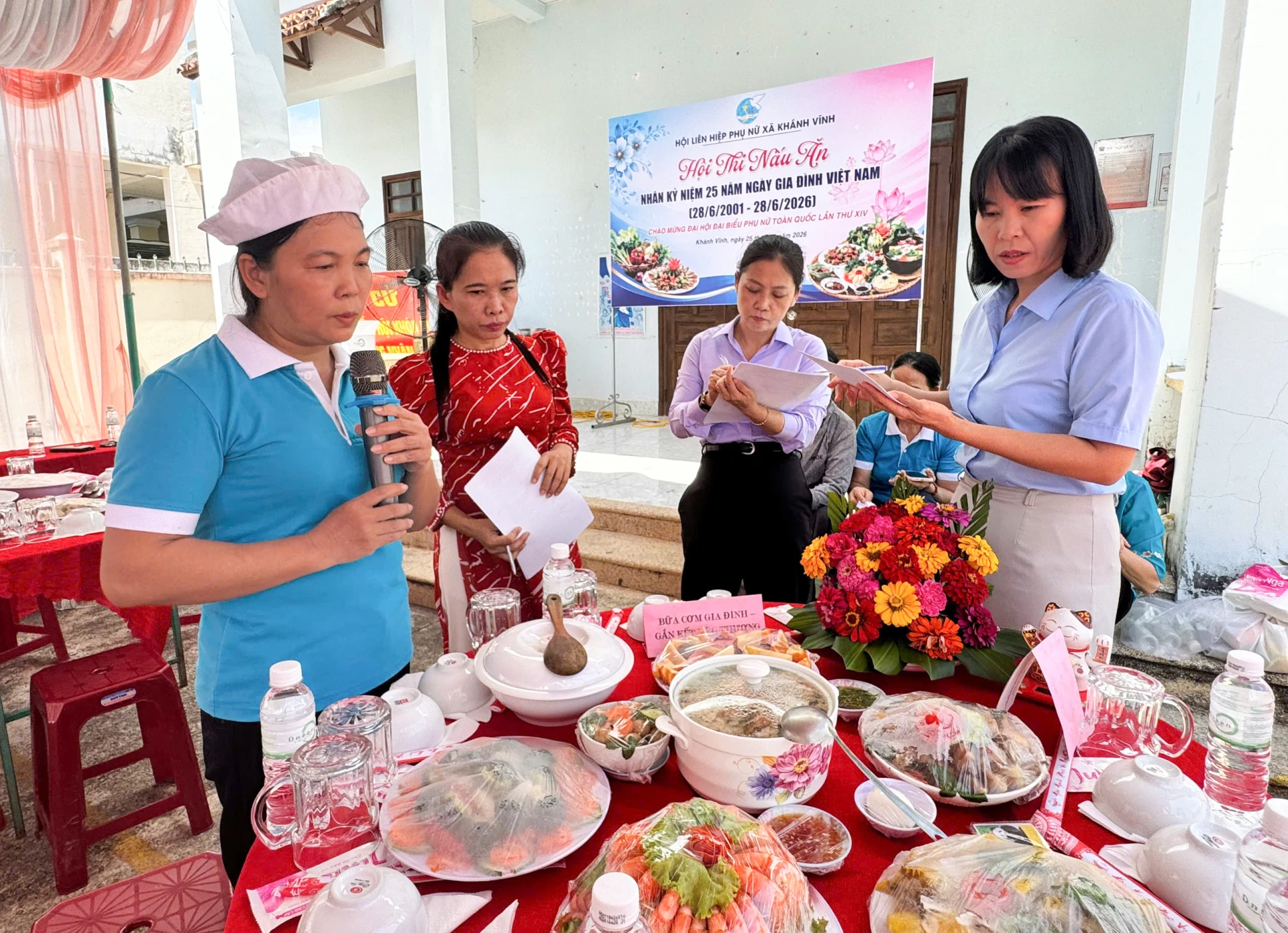 Đội thi thuyết trình về ý nghĩa mâm cơm của đội mình. Ảnh: PHÙNG QUỲNH.
