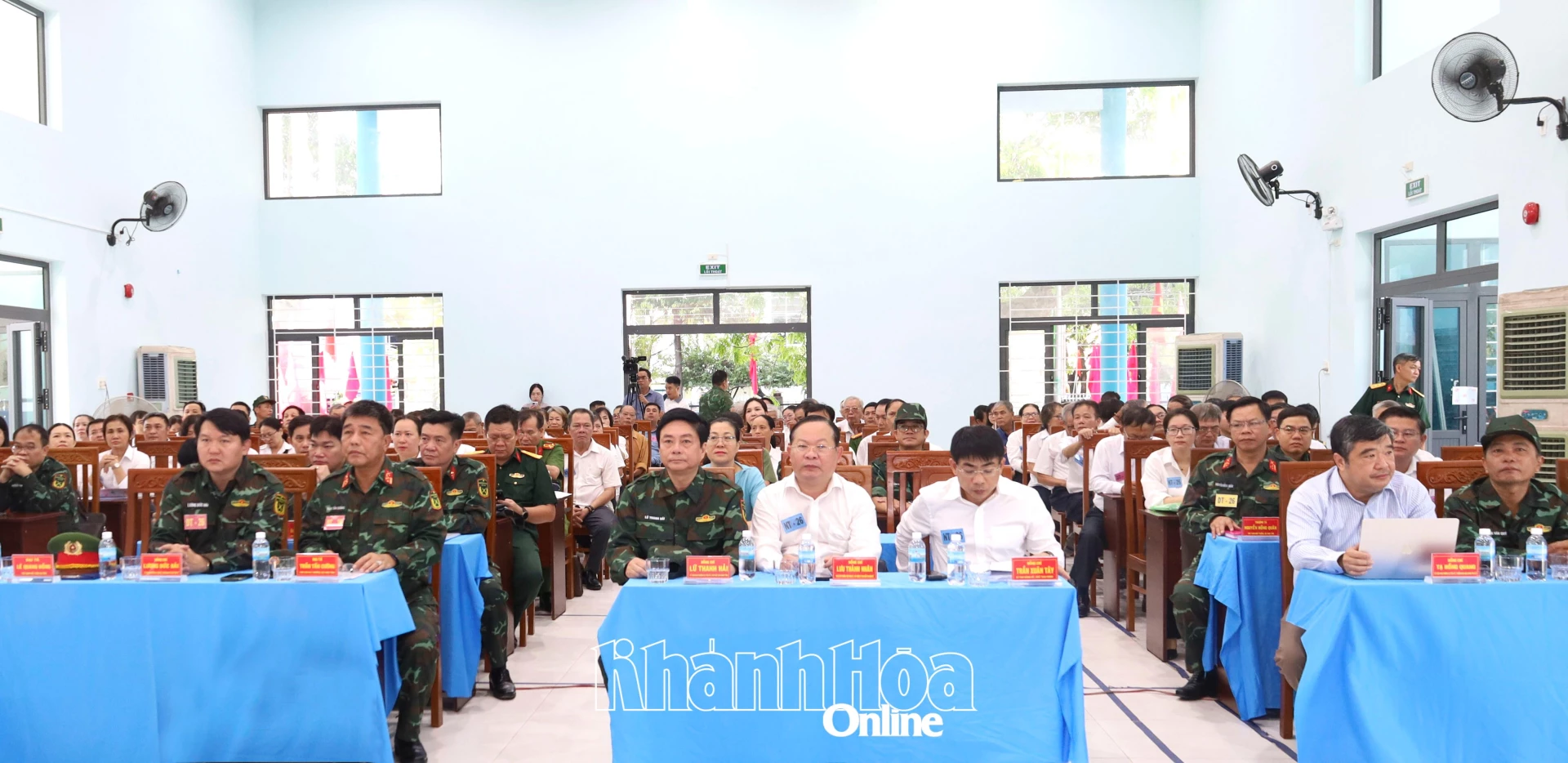 Các đại biểu dự khai mạc và theo dõi diễn tập.