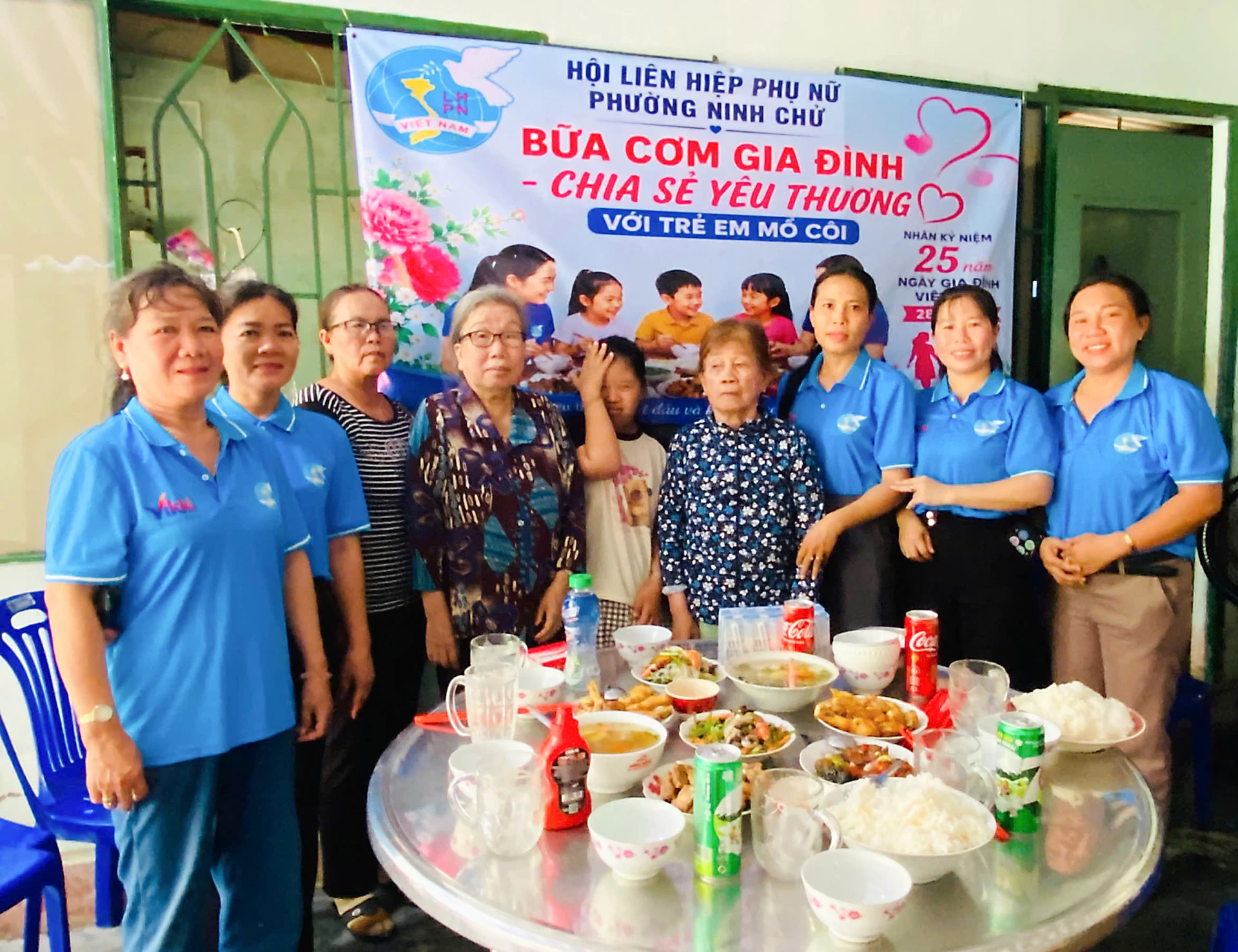 Tổ chức chương trình “Bữa cơm gia đình - Chia sẻ yêu thương” tại gia đình em Đinh Ngọc Thanh Thư.