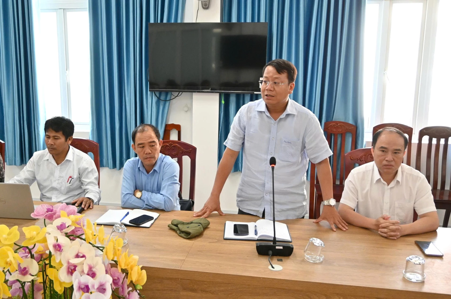 Ông Đỗ Nguyên Hải Đăng, Phó Chủ tịch UBND xã  phát biểu tại hội nghị