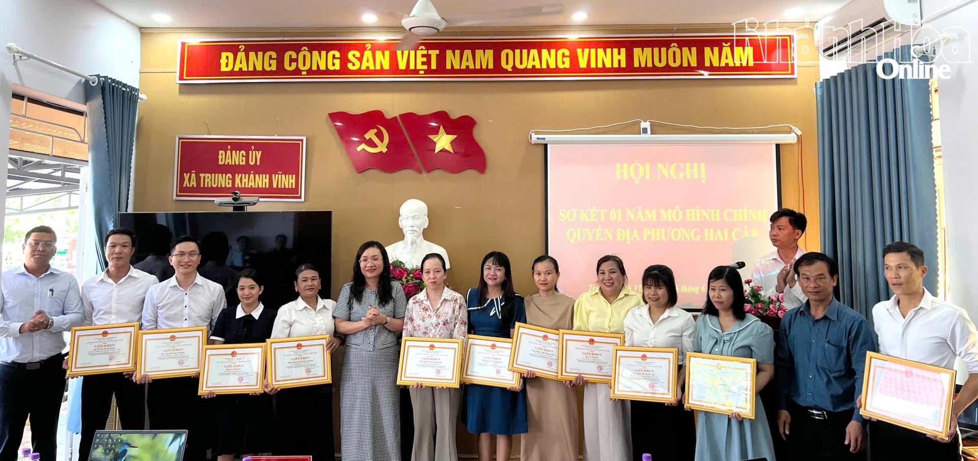 Trao giấy khen cho các cá nhân có thành tích xuất sắc trong triển khai, vận hành mô hình chính quyền địa phương 2 cấp.