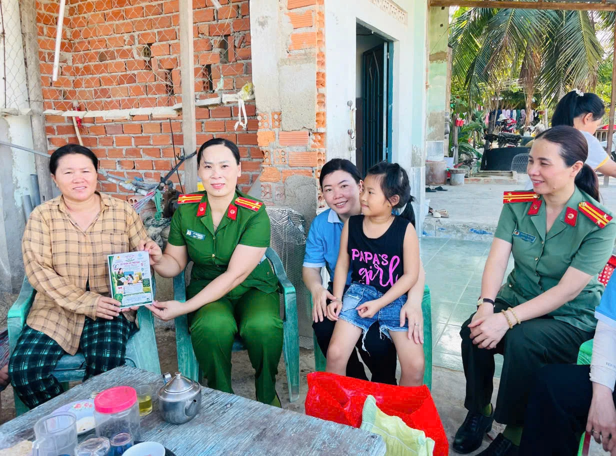 Trao quà cho gia đình em Nguyễn Ngọc Bảo Trân.