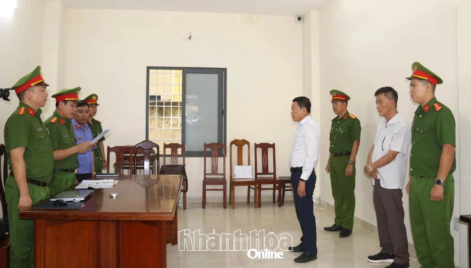 Cơ quan Cảnh sát điều tra Công an tỉnh Khánh Hòa thi hành lệnh bắt tạm giam 2 bị can Trần Huỳnh Kiến Trúc và Đỗ Ngọc Quang.