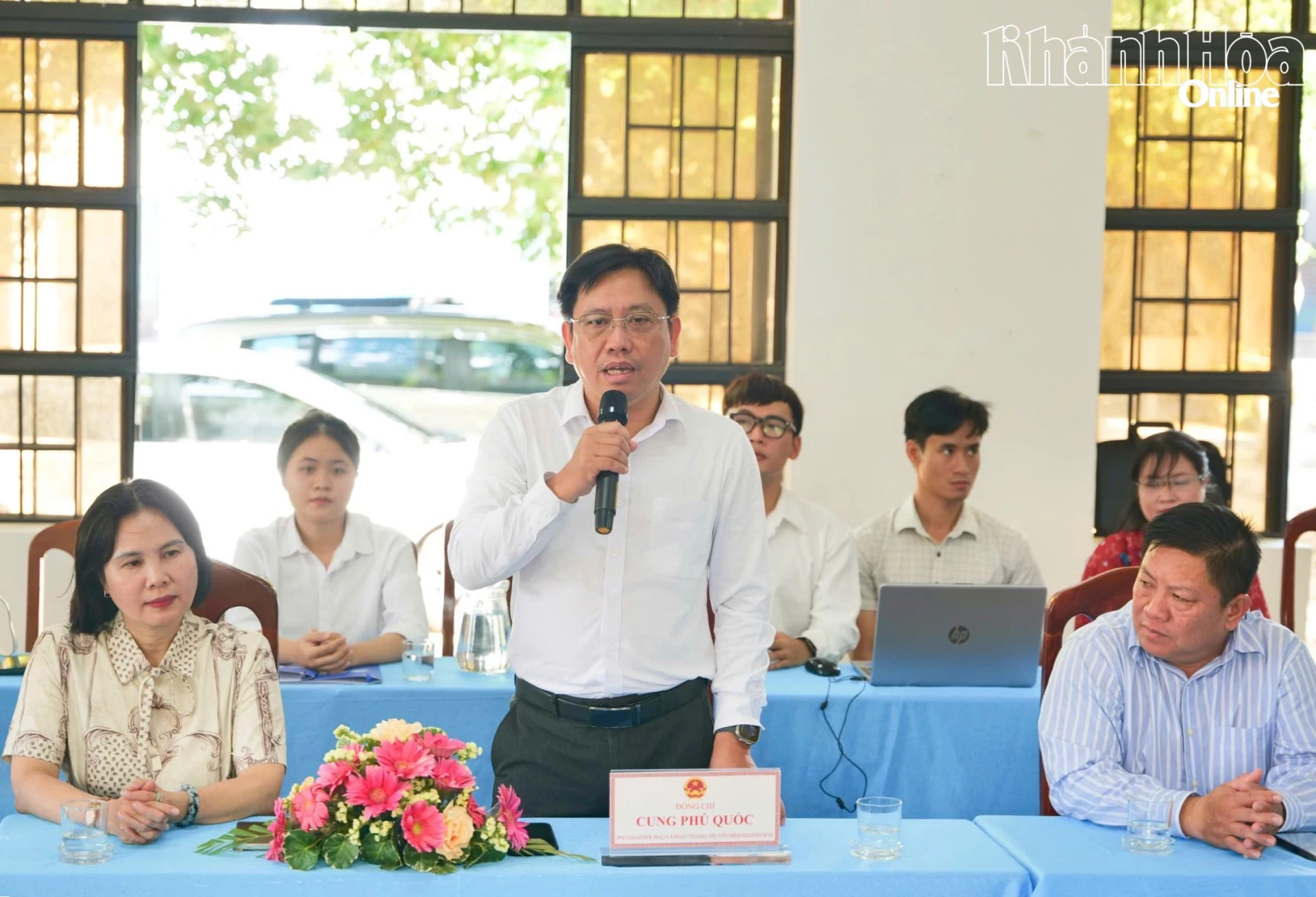 Phó Giám đốc Báo và Phát thanh, Truyền hình Khánh Hòa Cung Phú Quốc phát biểu tại buổi ký kết.