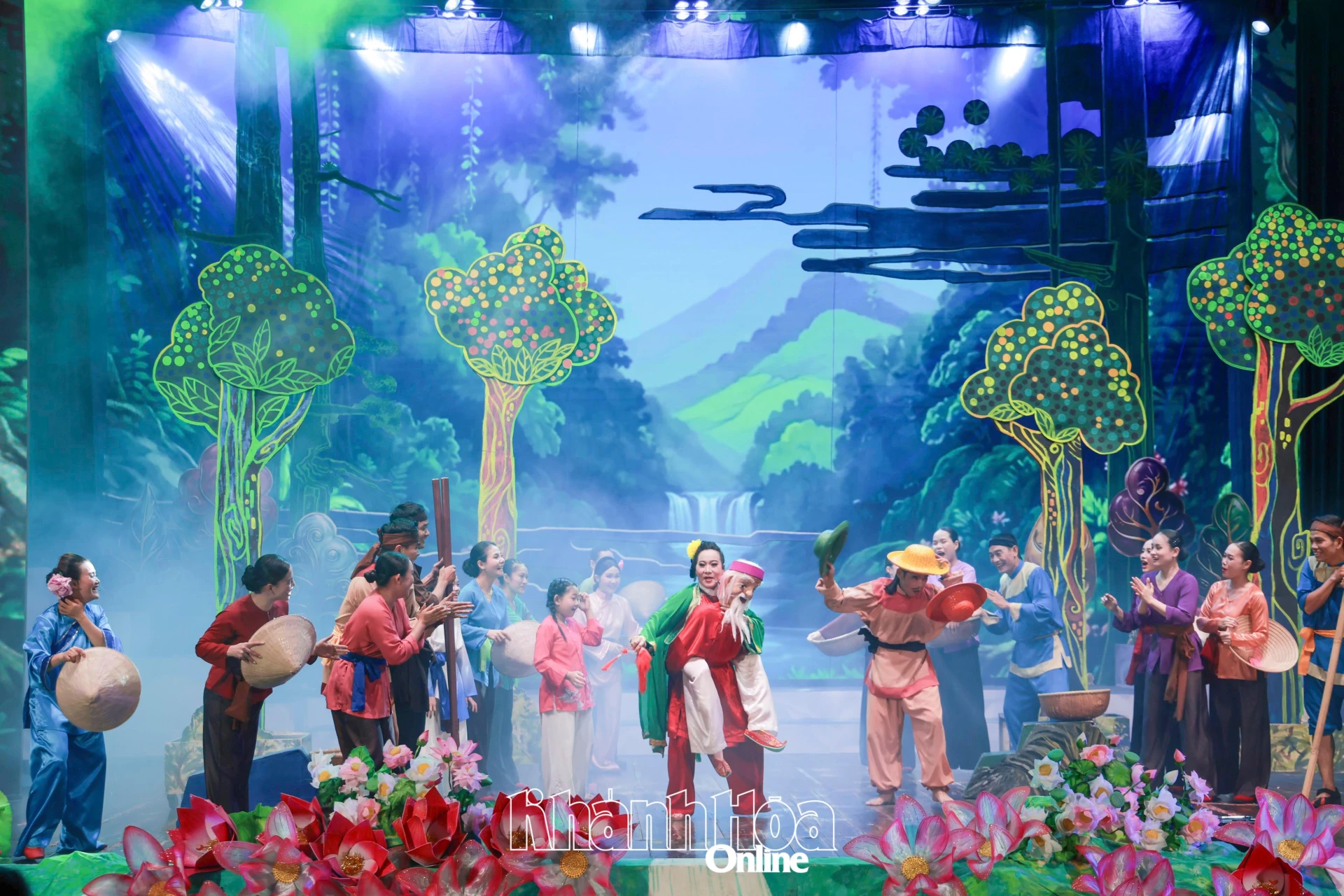 Một cảnh diễn đem đến không khí sôi nổi cho khán giả.