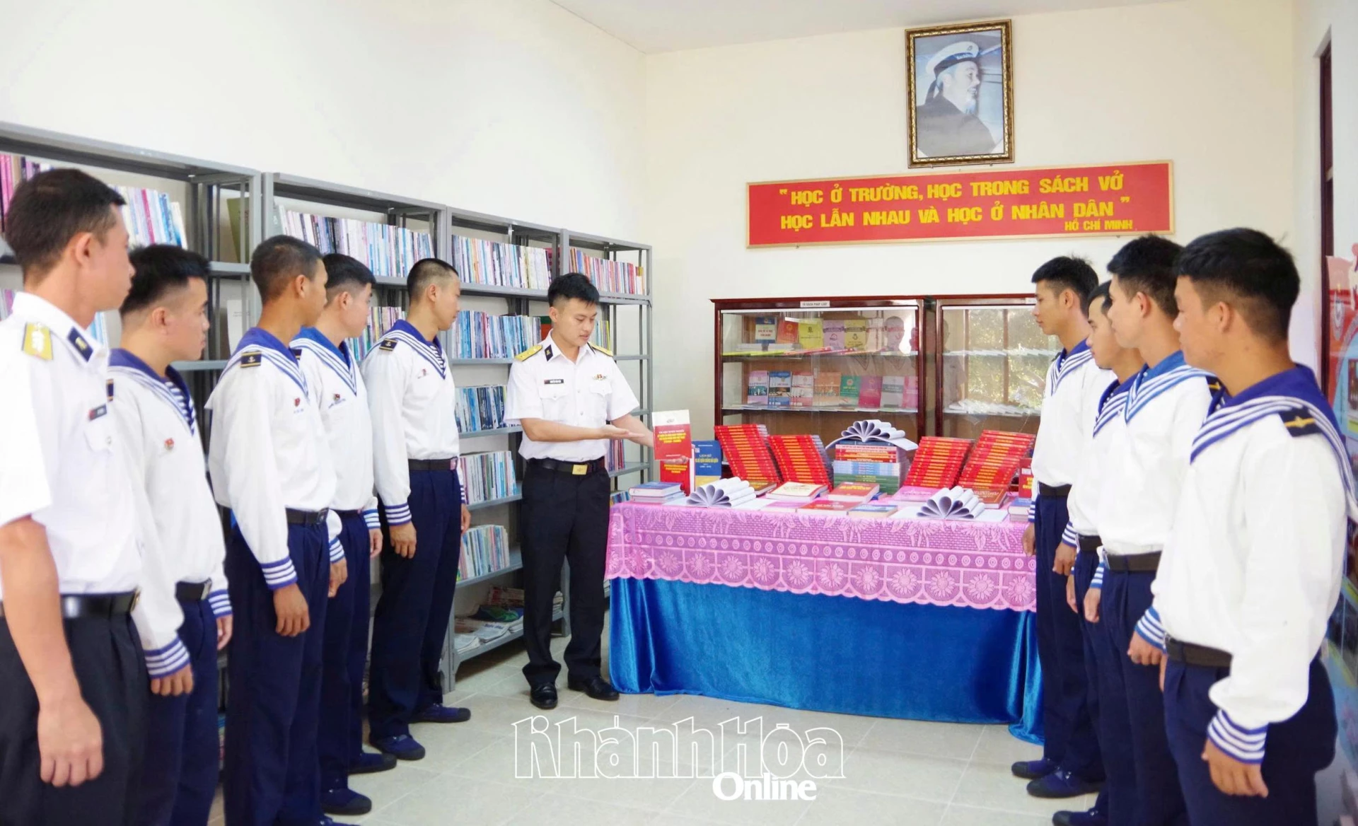 Cán bộ đoàn giới thiệu sách tại phòng đọc của lữ đoàn.