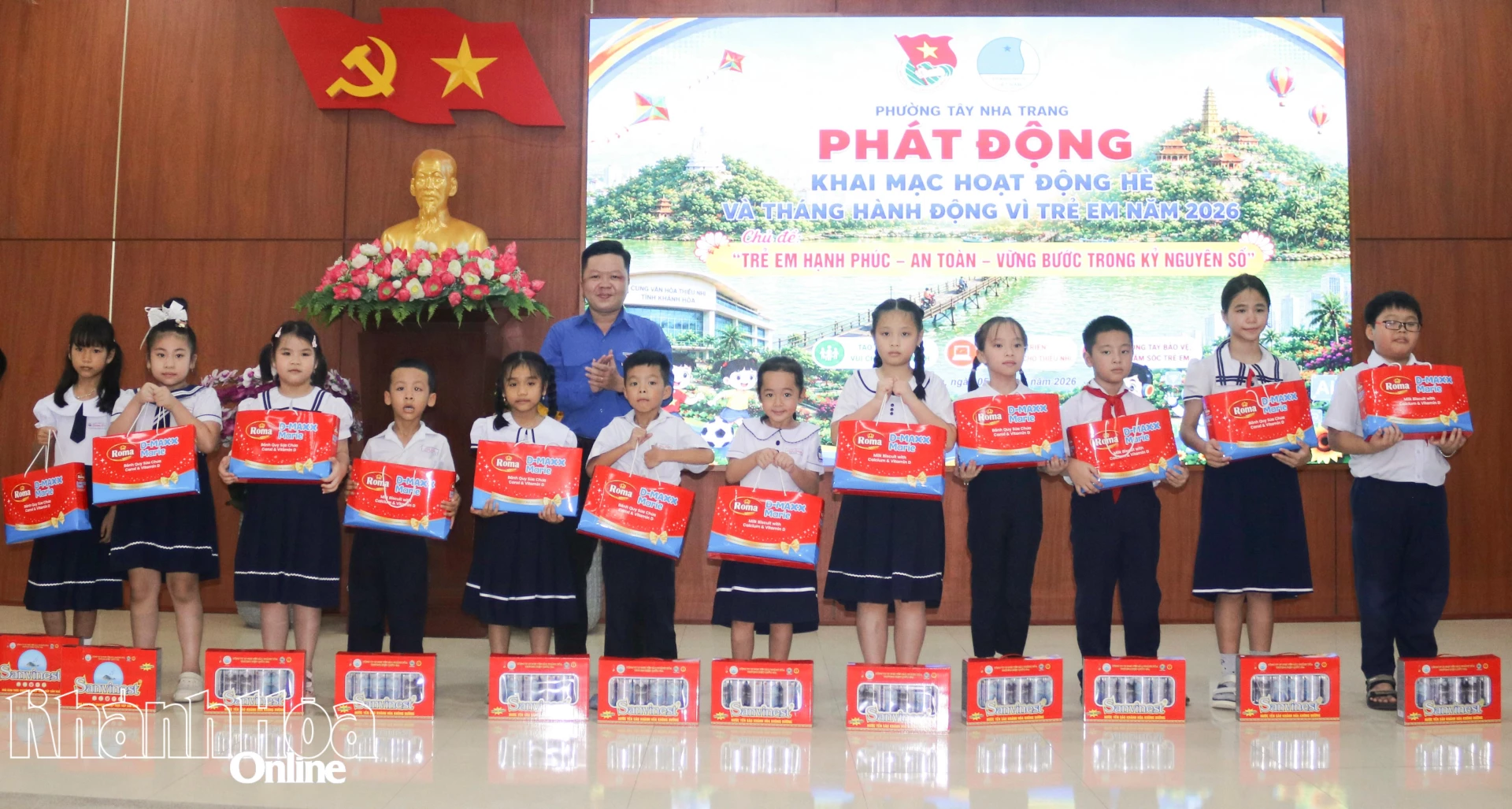 Đoàn phường Tây Nha Trang trao quà cho các học sinh vượt khó học tốt.
