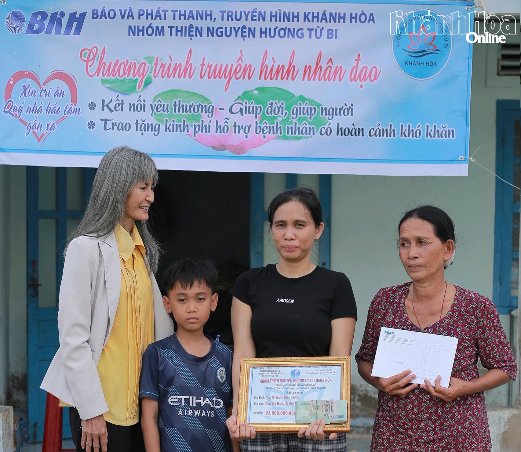 trao hỗ trợ cho gia đình chị Hương.