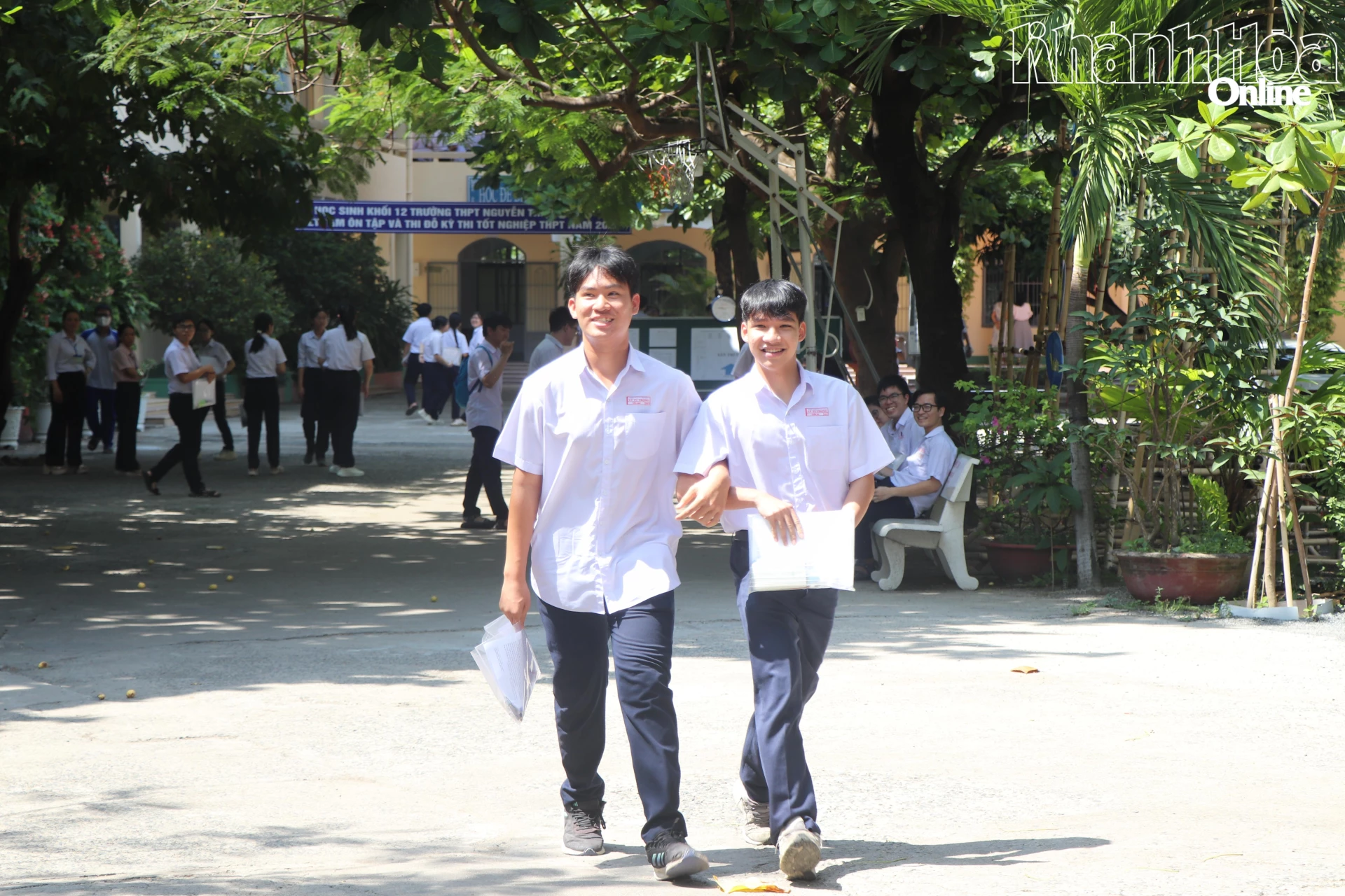 Những thí sinh đầu tiên ra khỏi điểm thi Trường THPT Nguyễn Thiện Thuật (phường Nha Trang).