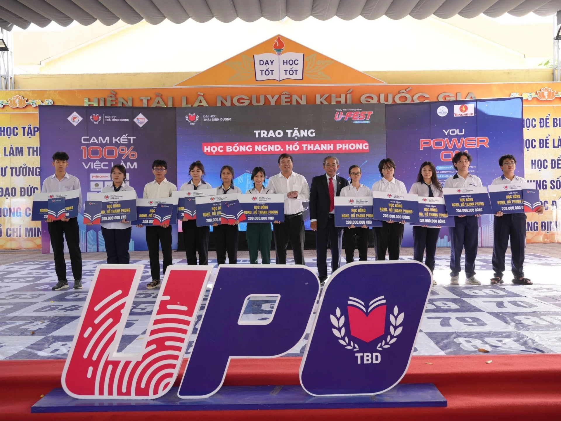Học sinh Phan Tử Thanh Phương - THPT Chuyên Lê Quý Đôn - Đông Hải (thứ sáu từ trái qua) được trao tặng suất Học bổng Nhà giáo Nhân dân Hồ Thanh Phong giá trị 100% học phí toàn khóa.
