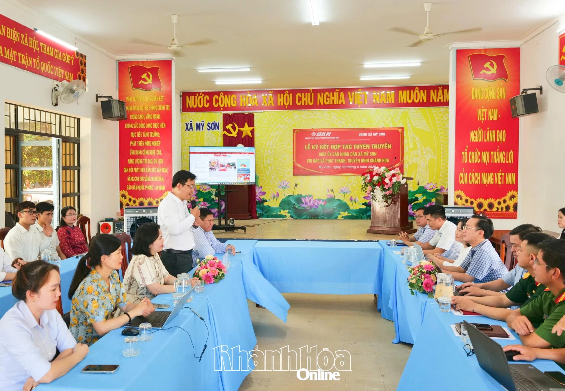 Quang cảnh buổi ký kết.