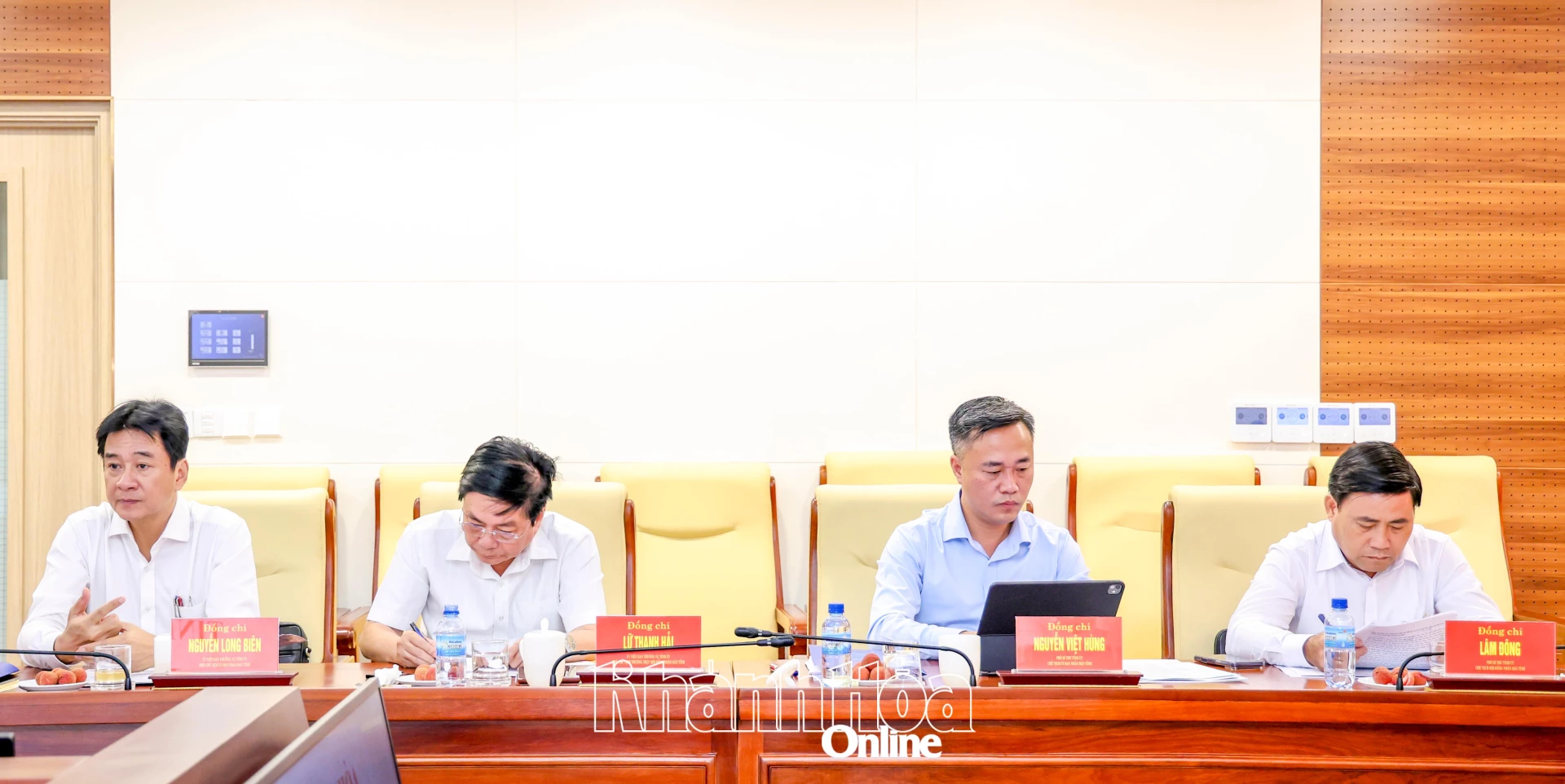 Các đồng chí: Lâm Đông, Nguyễn Việt Hùng và các đại biểu dự hội nghị.