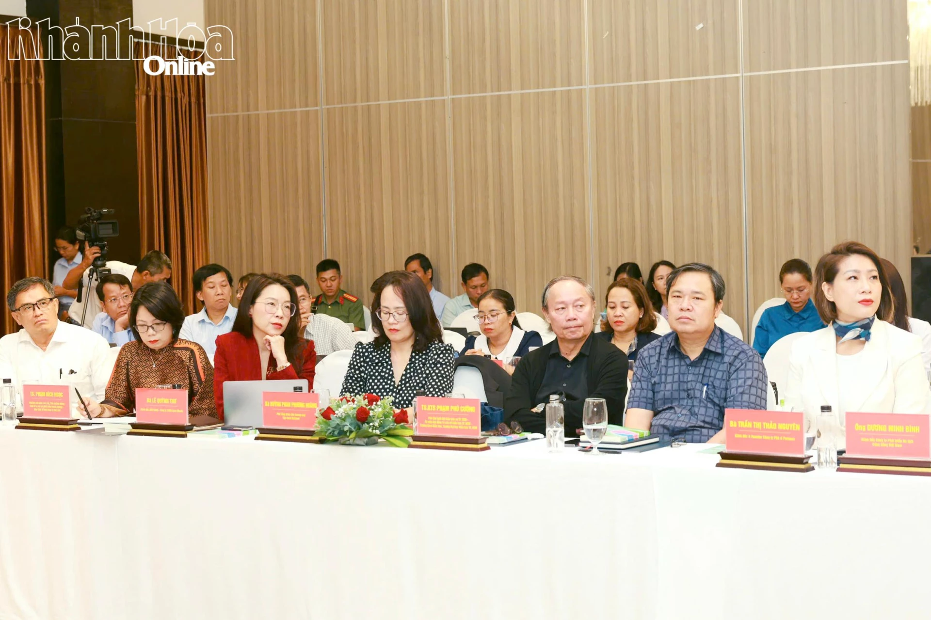 Các đại biểu tham dự hội thảo.