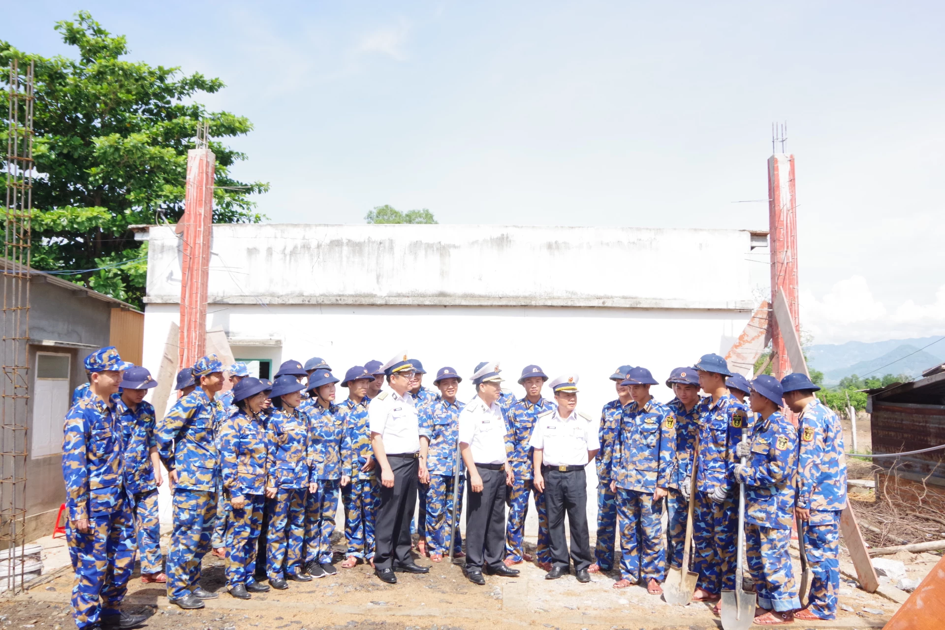 Đoàn Học viện động viên cán bộ, học viên đang xây nhà tại thôn Suối Đá.