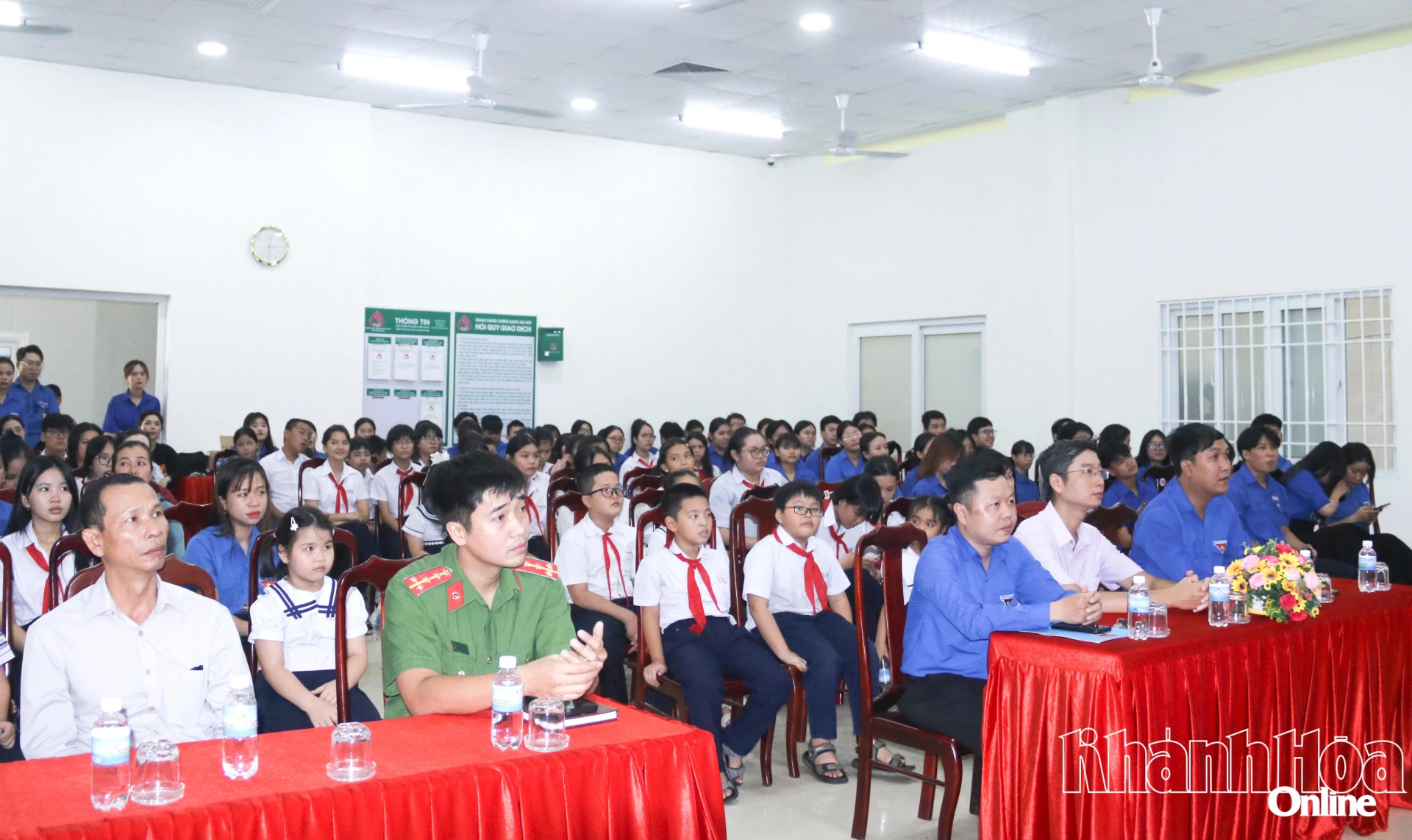 Các đại biểu, đoàn viên, thanh niên, học sinh tham dự chương trình.