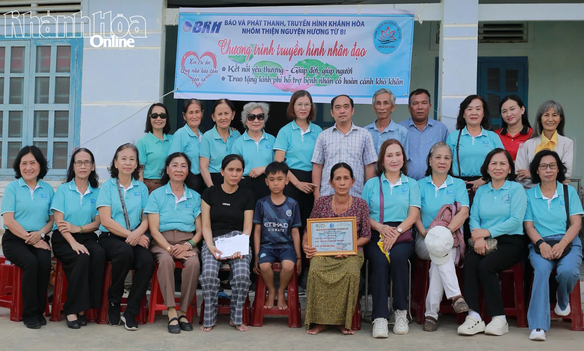 Đại diện nhóm thiện nguyện trao hỗ trợ cho gia đình chị Hương.