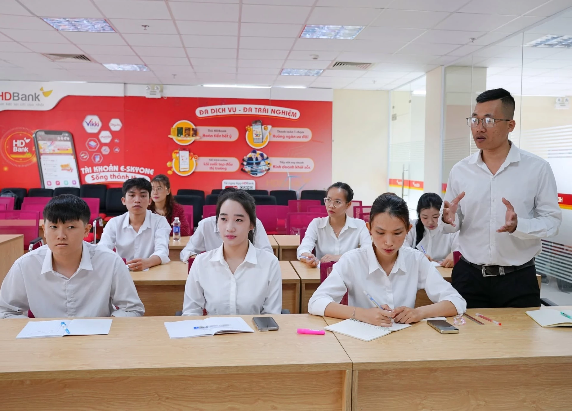 Một buổi học tại Ngân hàng HDBank - Chi nhánh Nha Trang. Sinh viên Chương trình Chất lượng cao có 70% thời gian học tập tại doanh nghiệp.