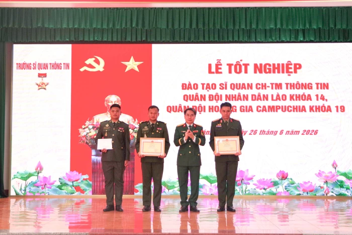 Trường Sĩ quan Thông tin tổ chức lễ tốt nghiệp cho học viên quân đội Lào và Campuchia