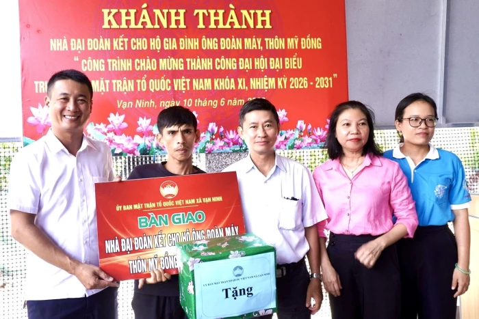 Ủy ban MTTQ Việt Nam xã Vạn Ninh bàn giao nhà Đại đoàn kết cho hộ có hoàn cảnh khó khăn 