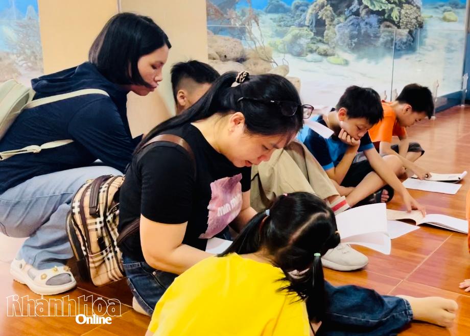 Các bạn nhỏ cùng mẹ làm bài tập Bác sĩ đại dương.