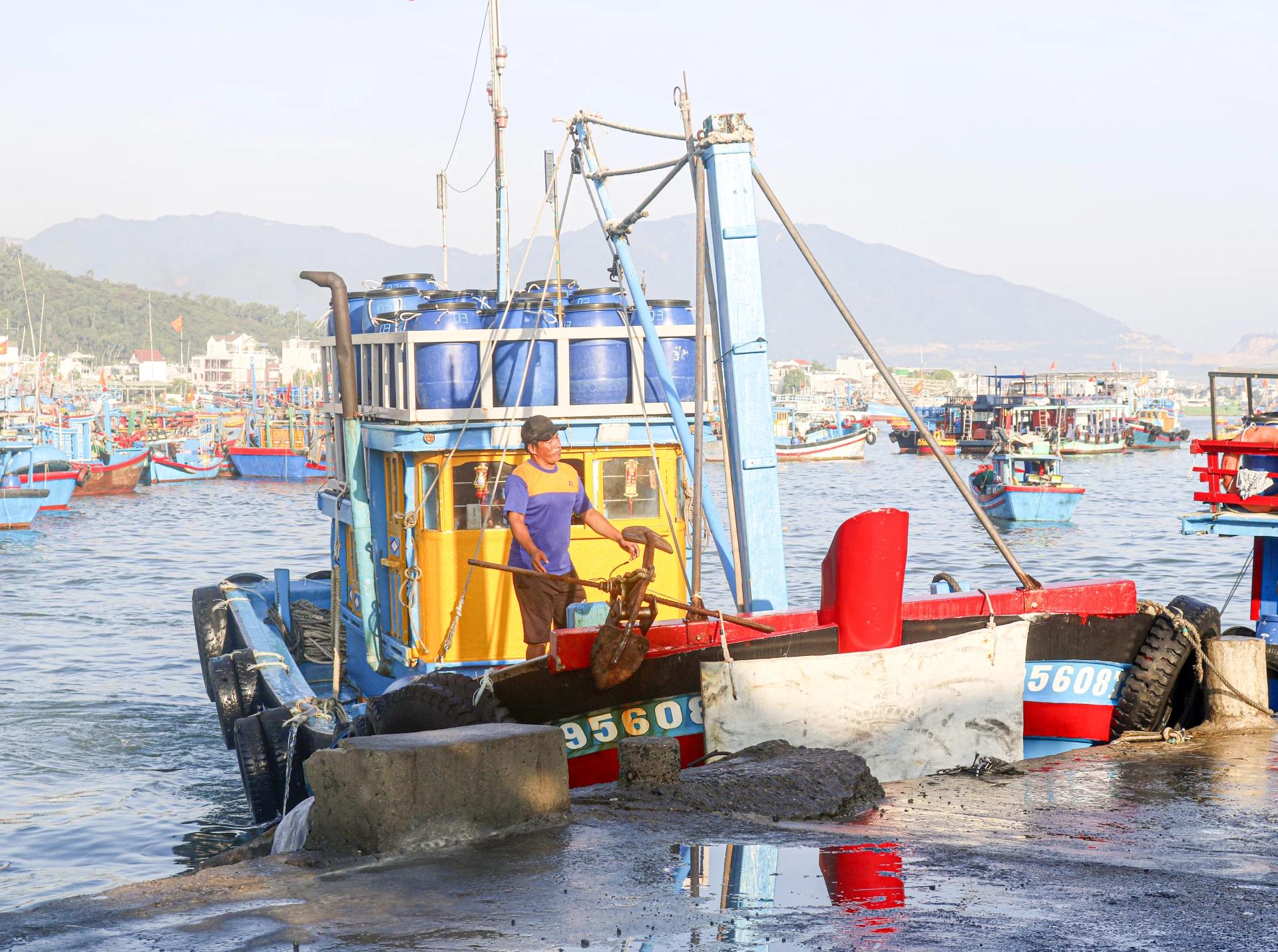 Tàu thuyền cập bến.