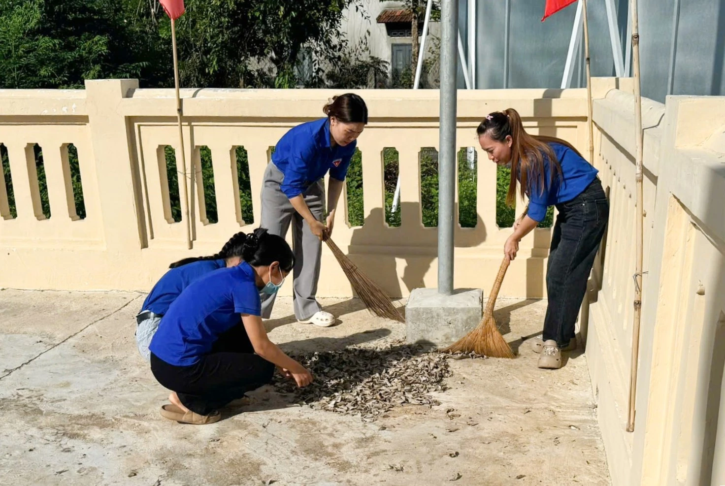 Đoàn viên, thanh niên dọn dẹp vệ sinh môi trường.